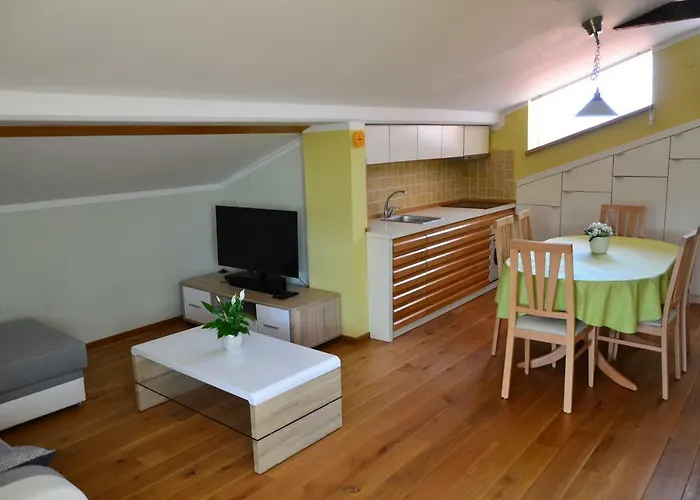 Apartma Louis דירה